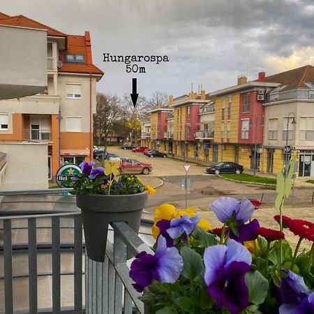 Happy Seasons Szoboszlo Apartment ไฮจ์ดุสโซบอสโล ภายนอก รูปภาพ